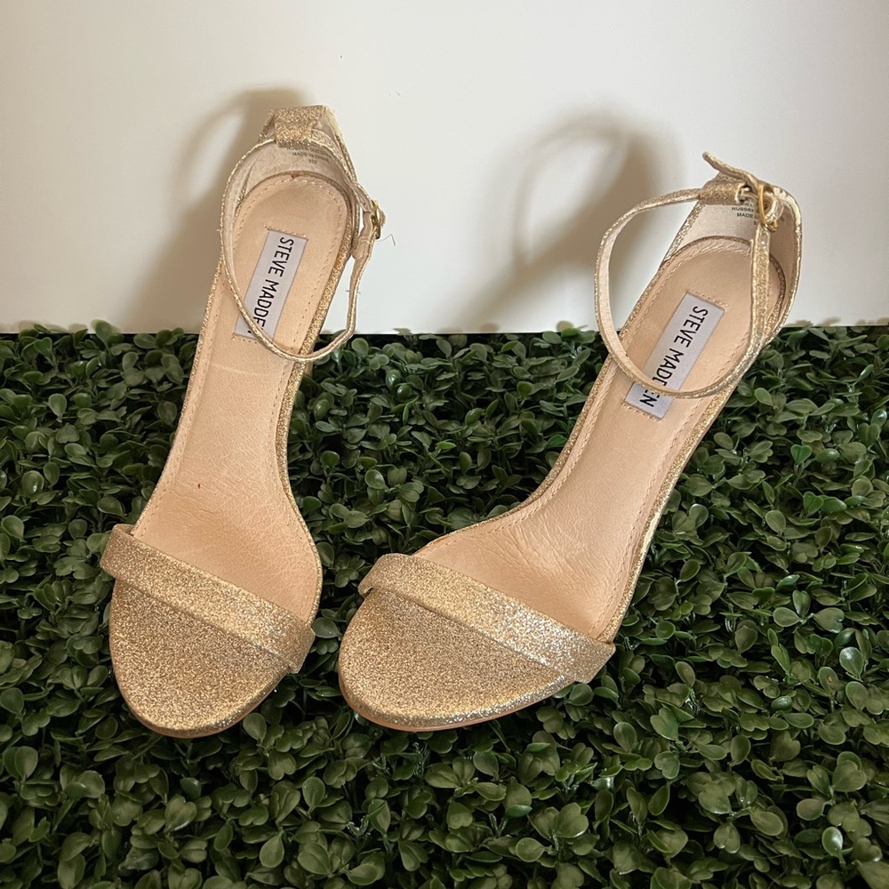Gold glitter Steve Madden heels.